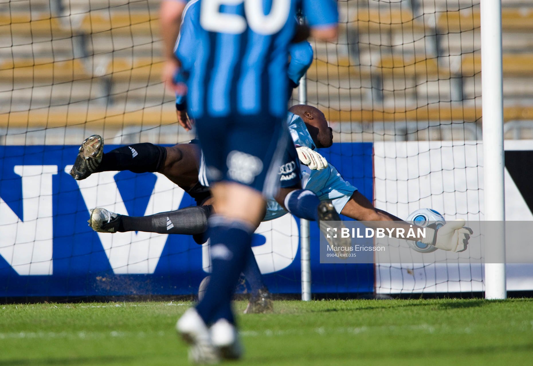 0-1 går in bakom Pa Dembo Touray, målvakt, Djurgården