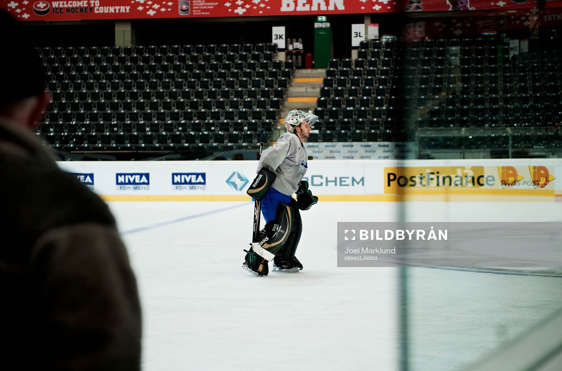 Jonas Gustavsson, målvakt, åker av isen