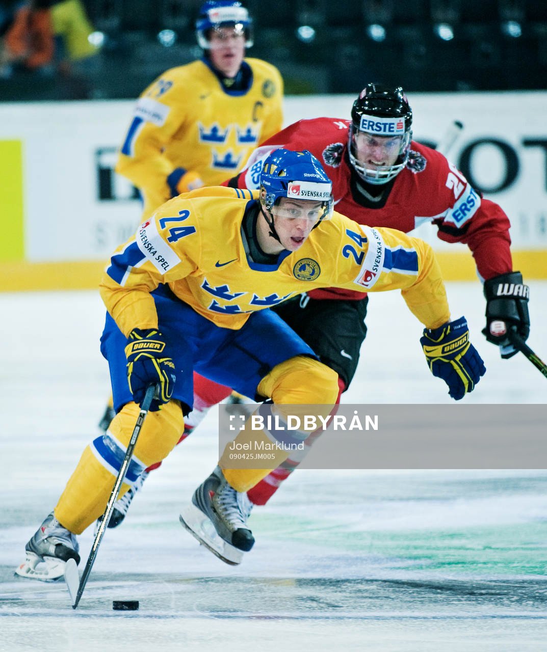 Johan Harju, Sverige, åker ifrån Thomas Vanek, Österrike