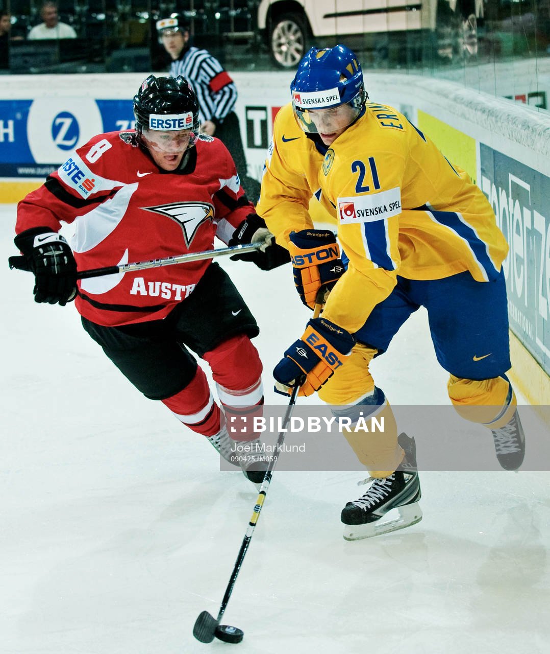 Roland Kaspitz, Österrike, jagar Loui Eriksson, Sverige