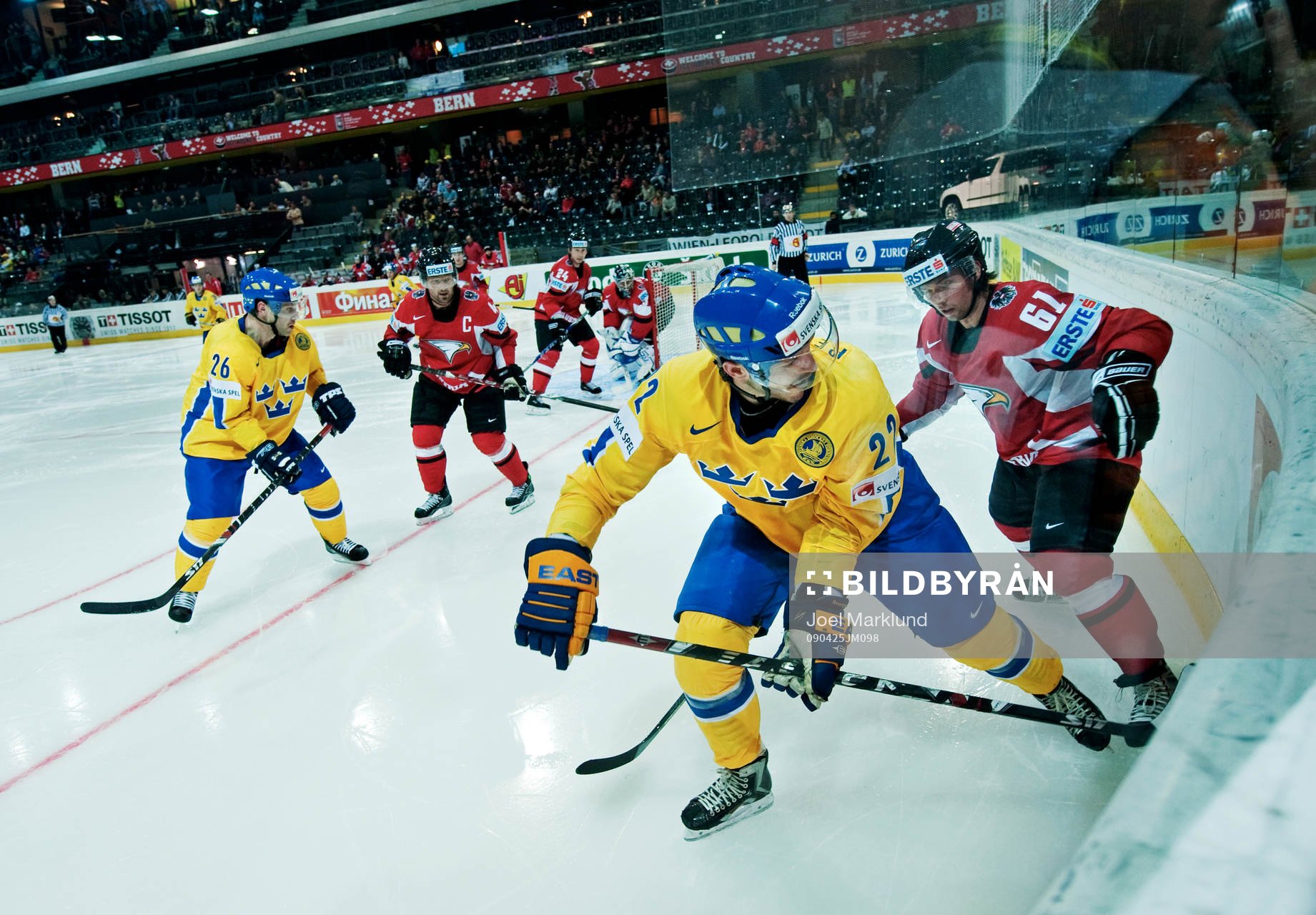 Niklas Persson, Sverige, i kamp om pucken mot Christoph