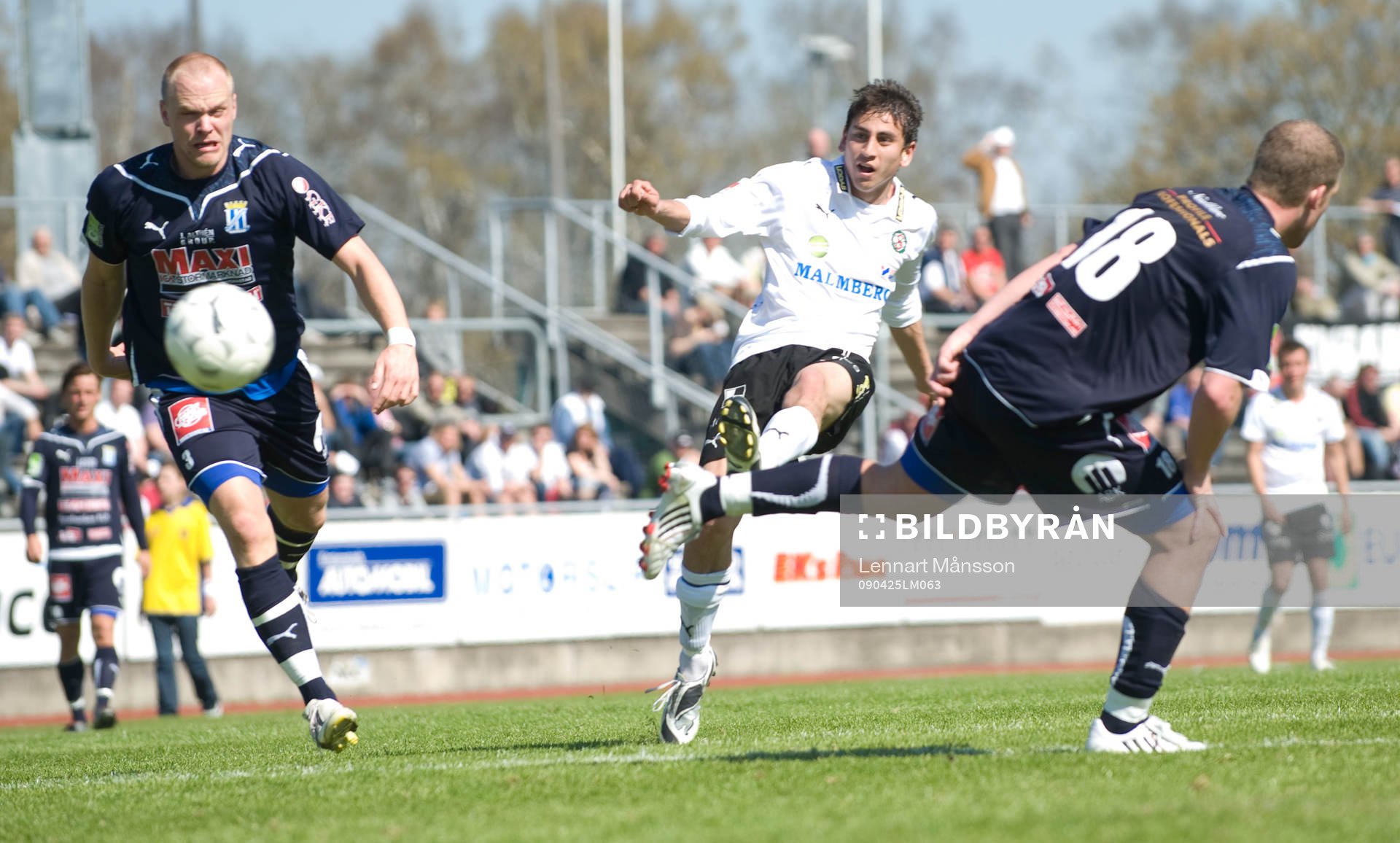 Alejandro Nedoya skjuter mellan Kristianstads mittbackar