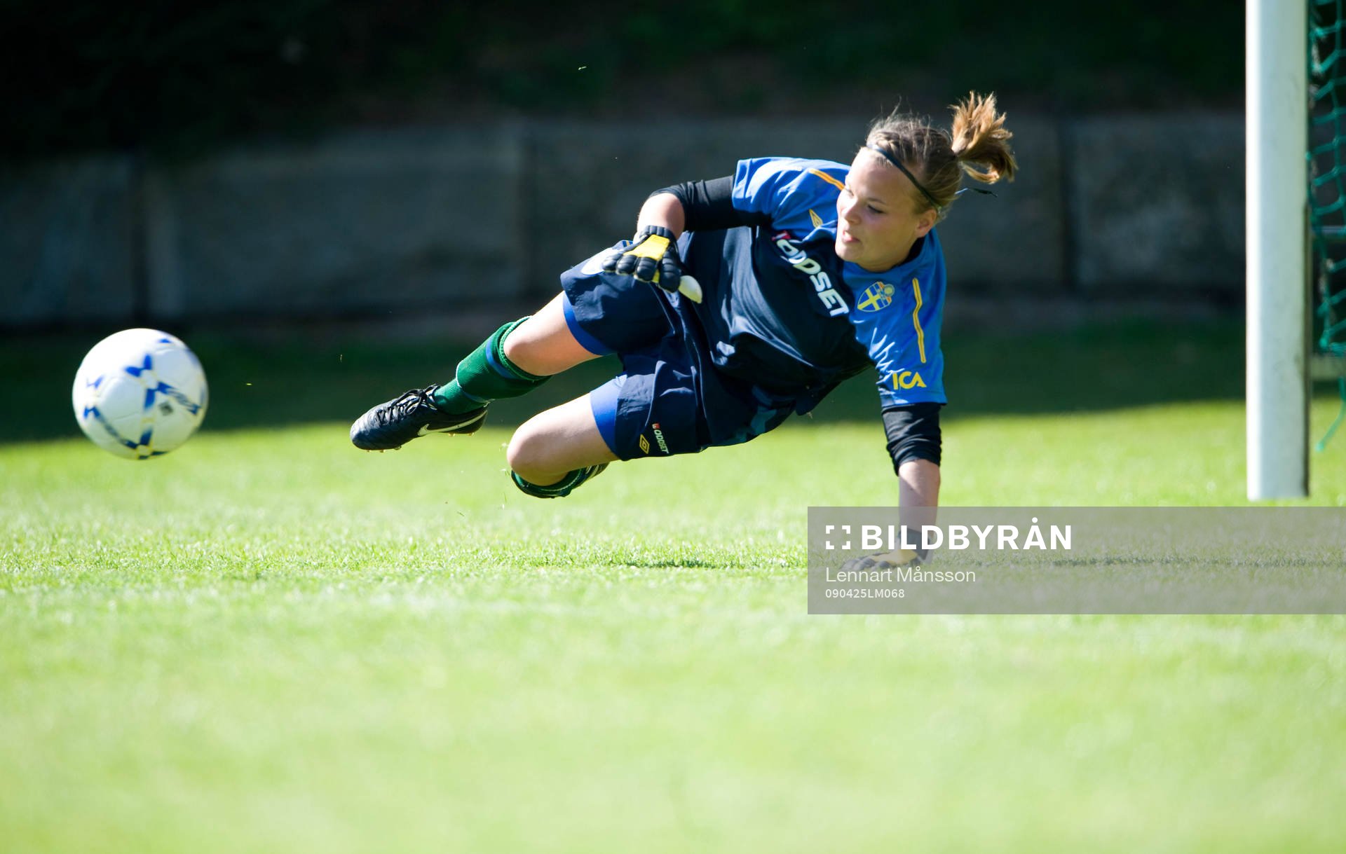 Stéphanie Öhrström, målvakt, gör en räddning