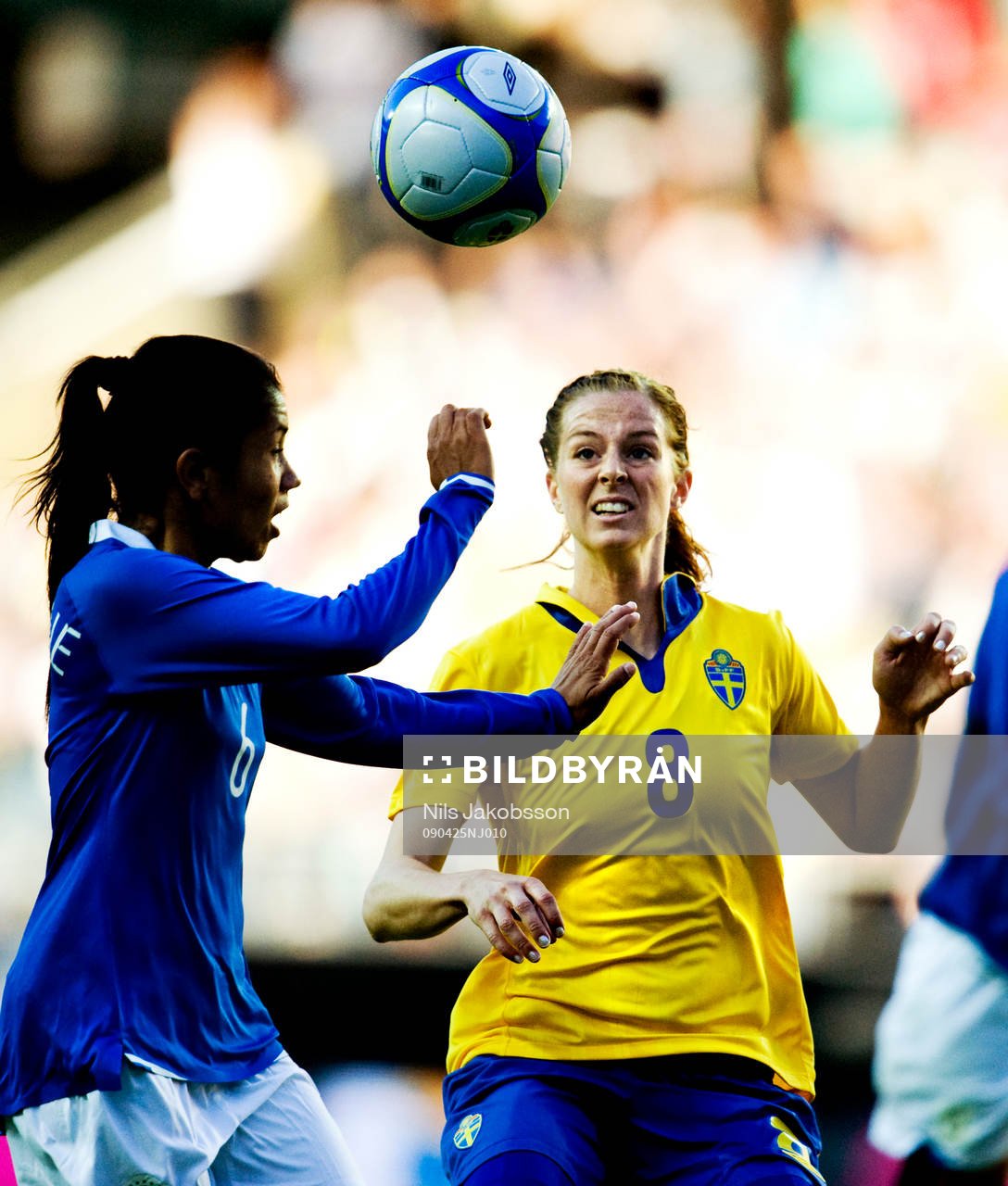 Lotta Schelin, Sverige, jagar bollen