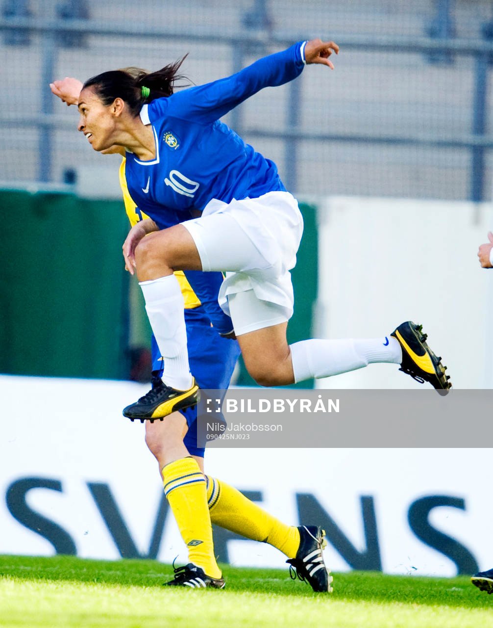 Marta hoppar och försöker göra mål