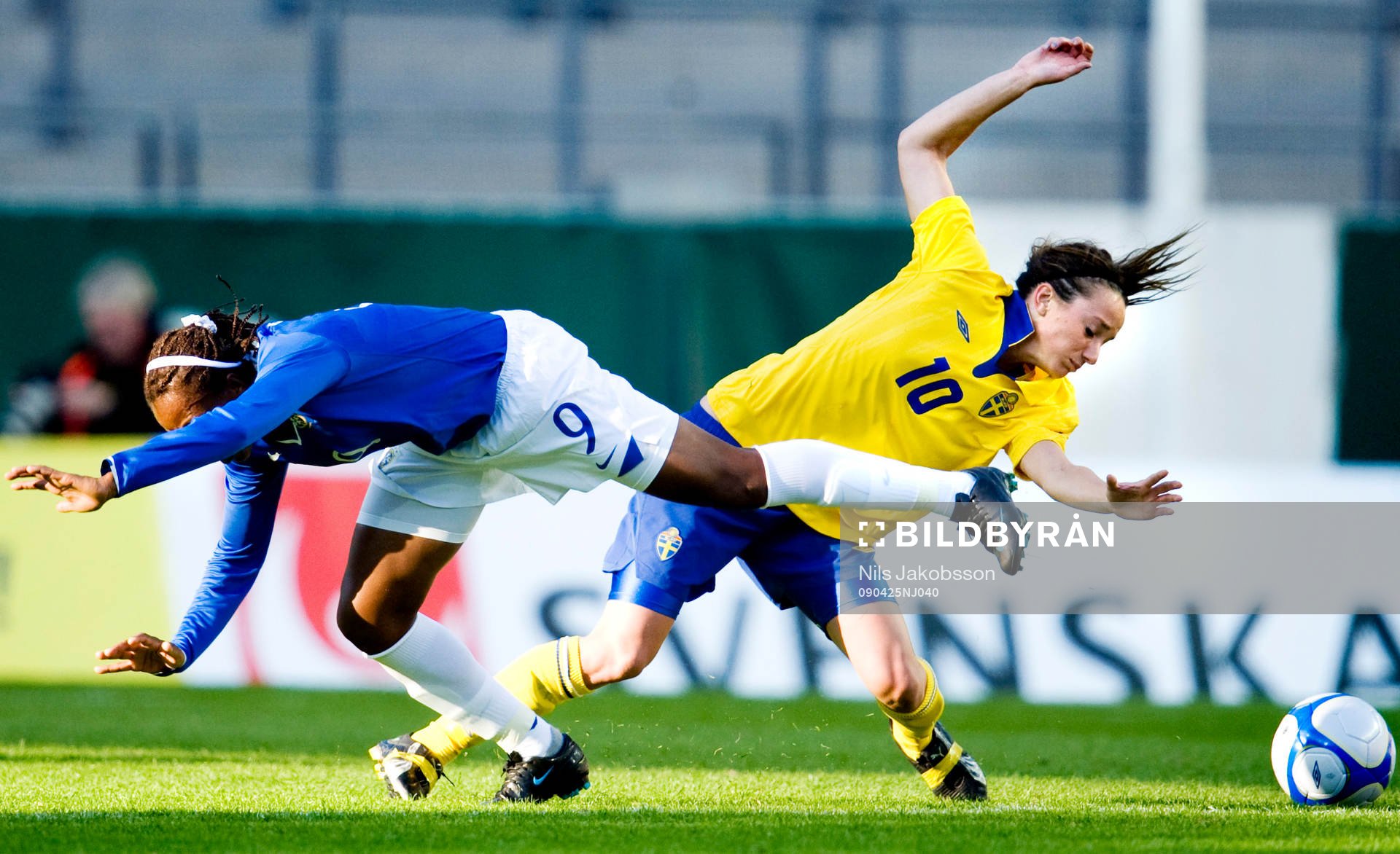 Ester, Brasilien och Kosovare Asllani, Sverige springer ihop