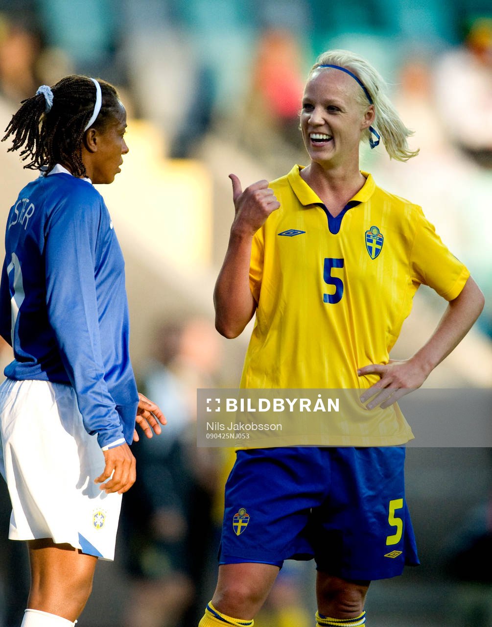 Caroline Seger, Sverige, ger tummen upp