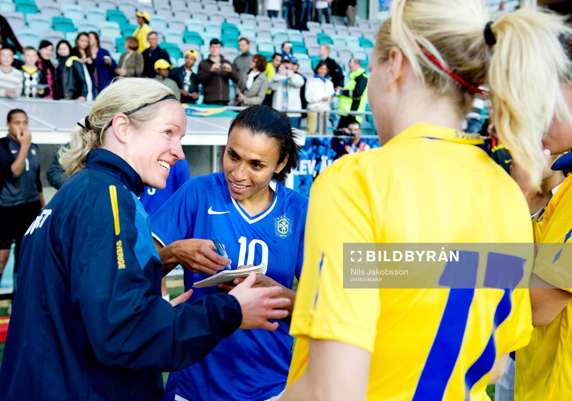 Victoria Svensson, Sverige tar en autograf av Marta,