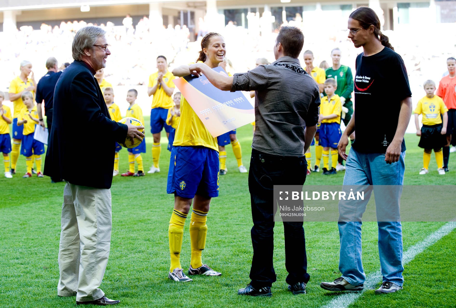 Lotta Schelin delar ut ett stipendium till en brasiliansk
