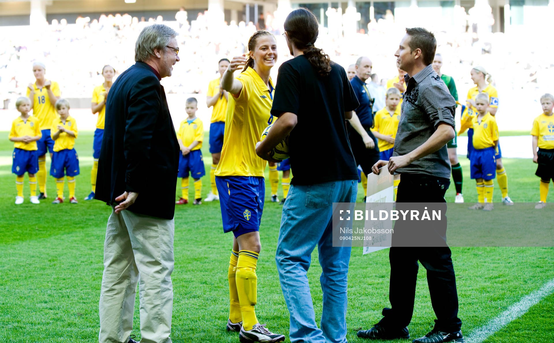 Lotta Schelin delar ut ett stipendium till en brasiliansk