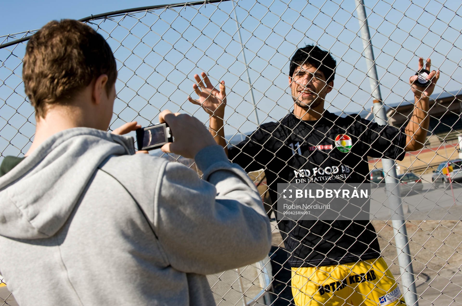 Memo Meral blir fotograferad
