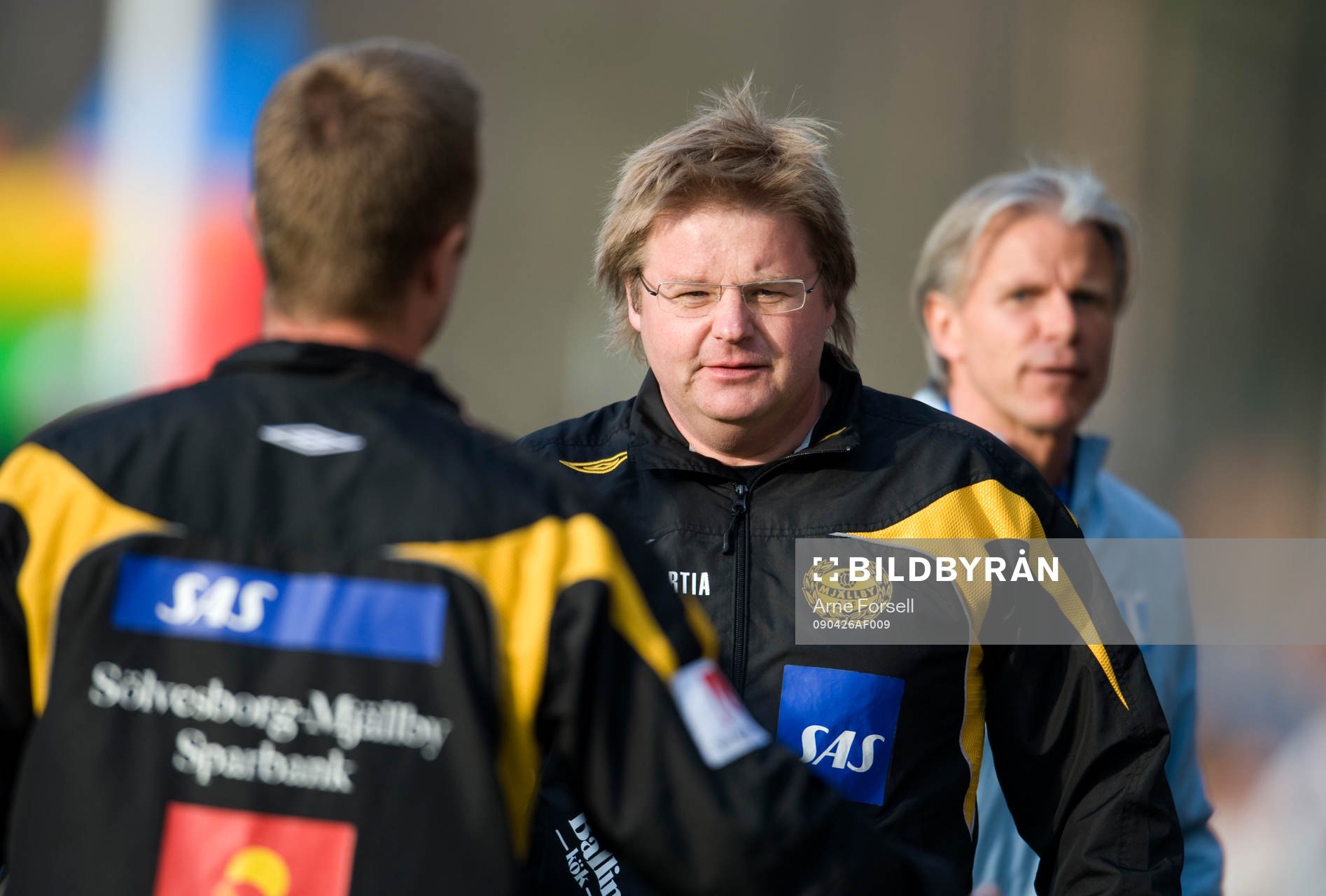 En nöjd tränare, Peter Swärdh. I bakgrunden Roland