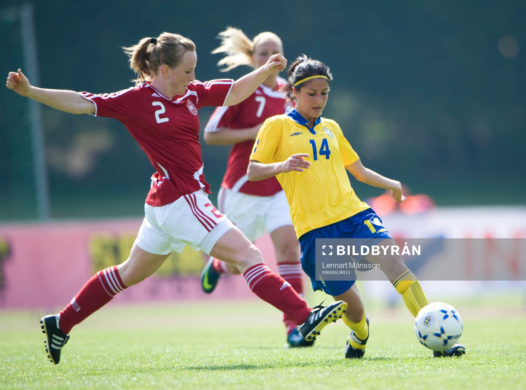 1-0 målskytten Nazanin Vaseghpanah jagas av en dansk back