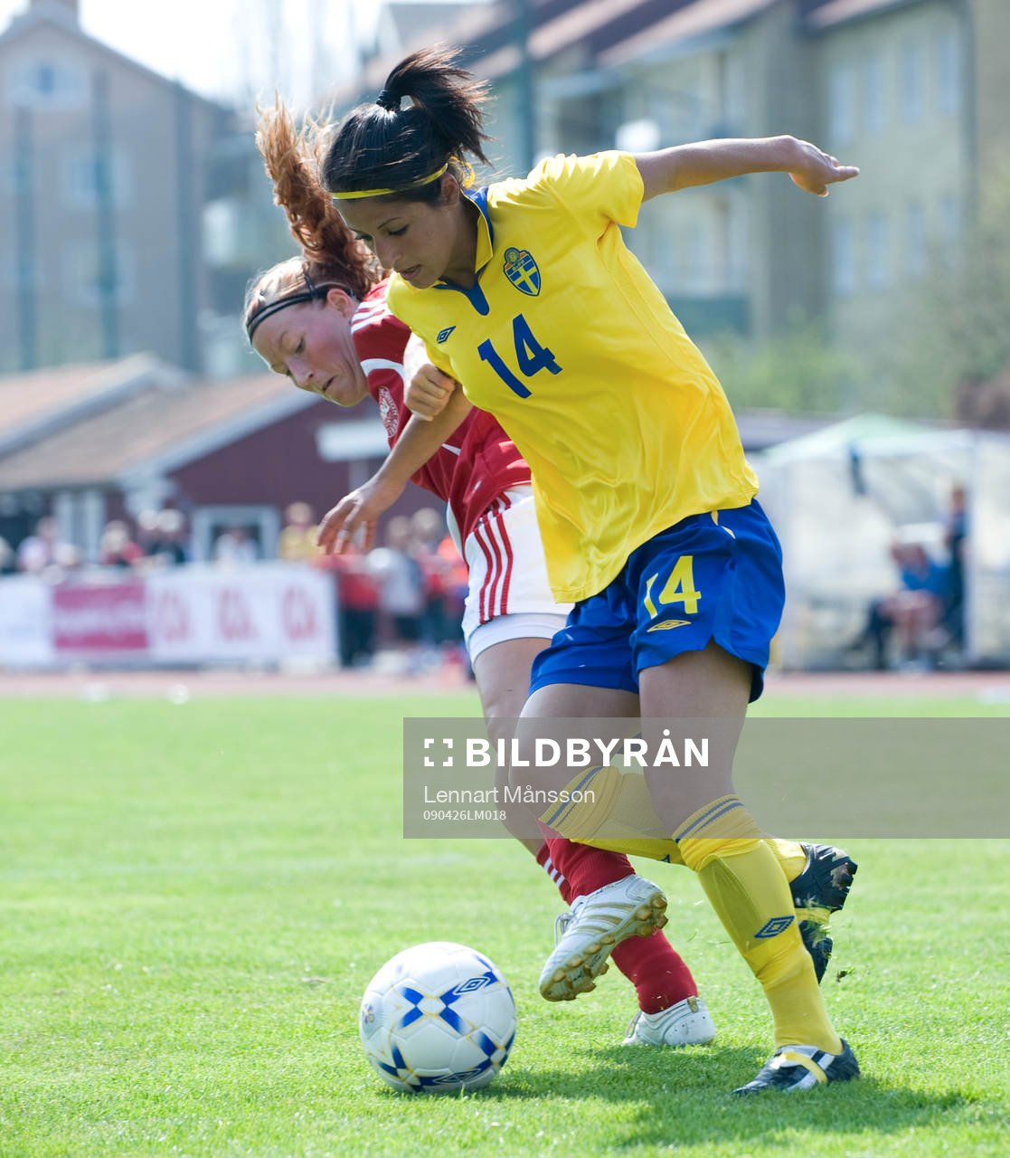 1-0 målskytten Nazanin Vaseghpanah tampas med en danska