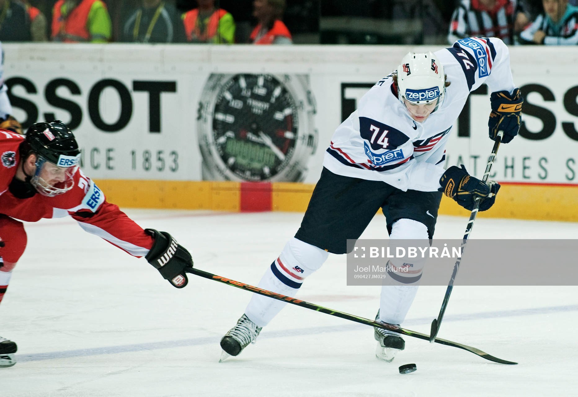 T J Oshie, USA, stormar fram