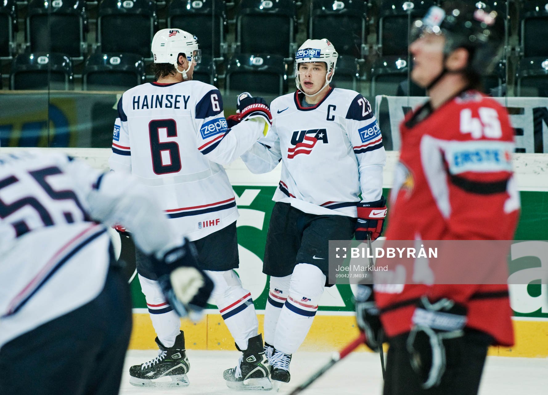 Ron Hainsey gratulerar Dustin Brown, USA, till 1-0-målet