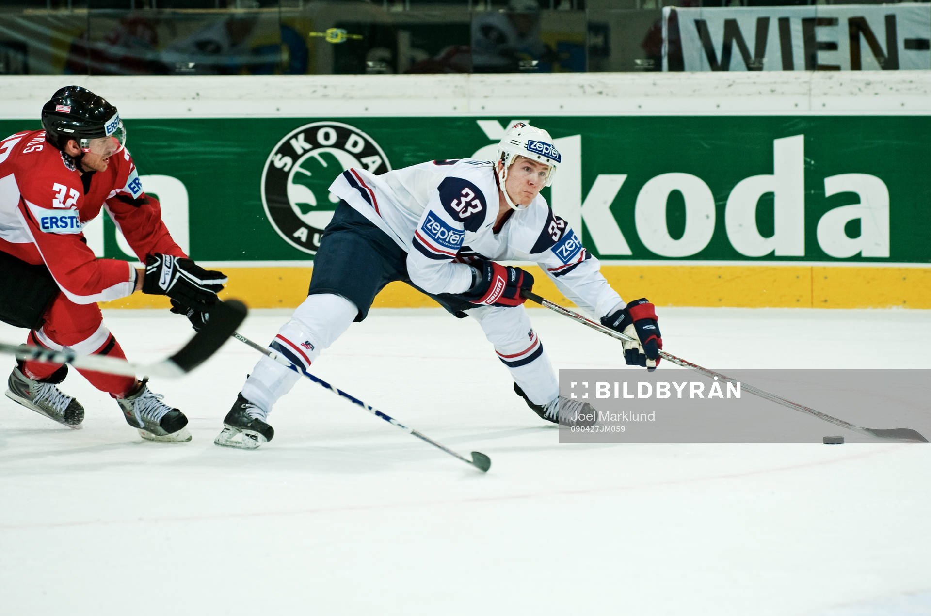 Andre Lakos, Österrike, får inte tag i Colin Wilson, USA