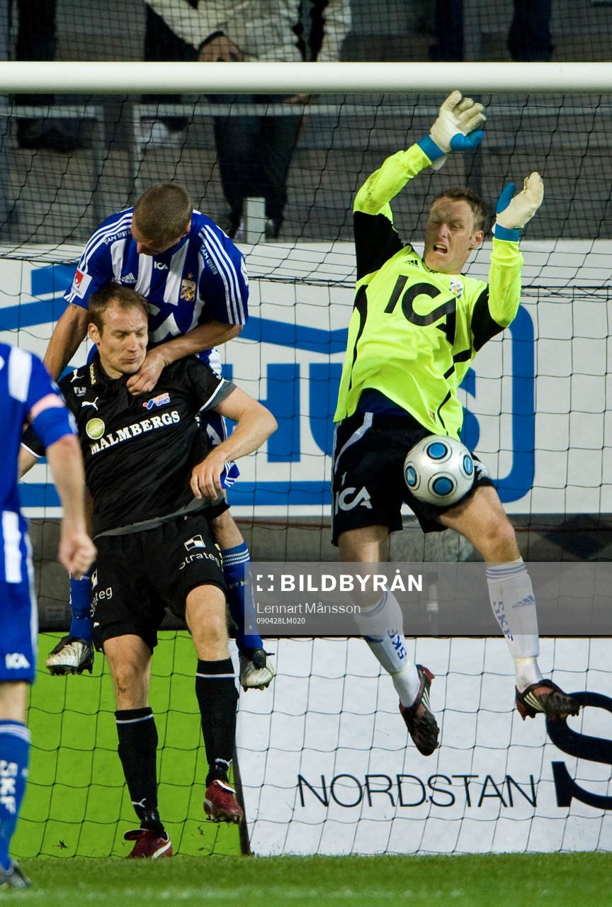Kim Christensen, målvakt, Göteborg, räddar en farlig