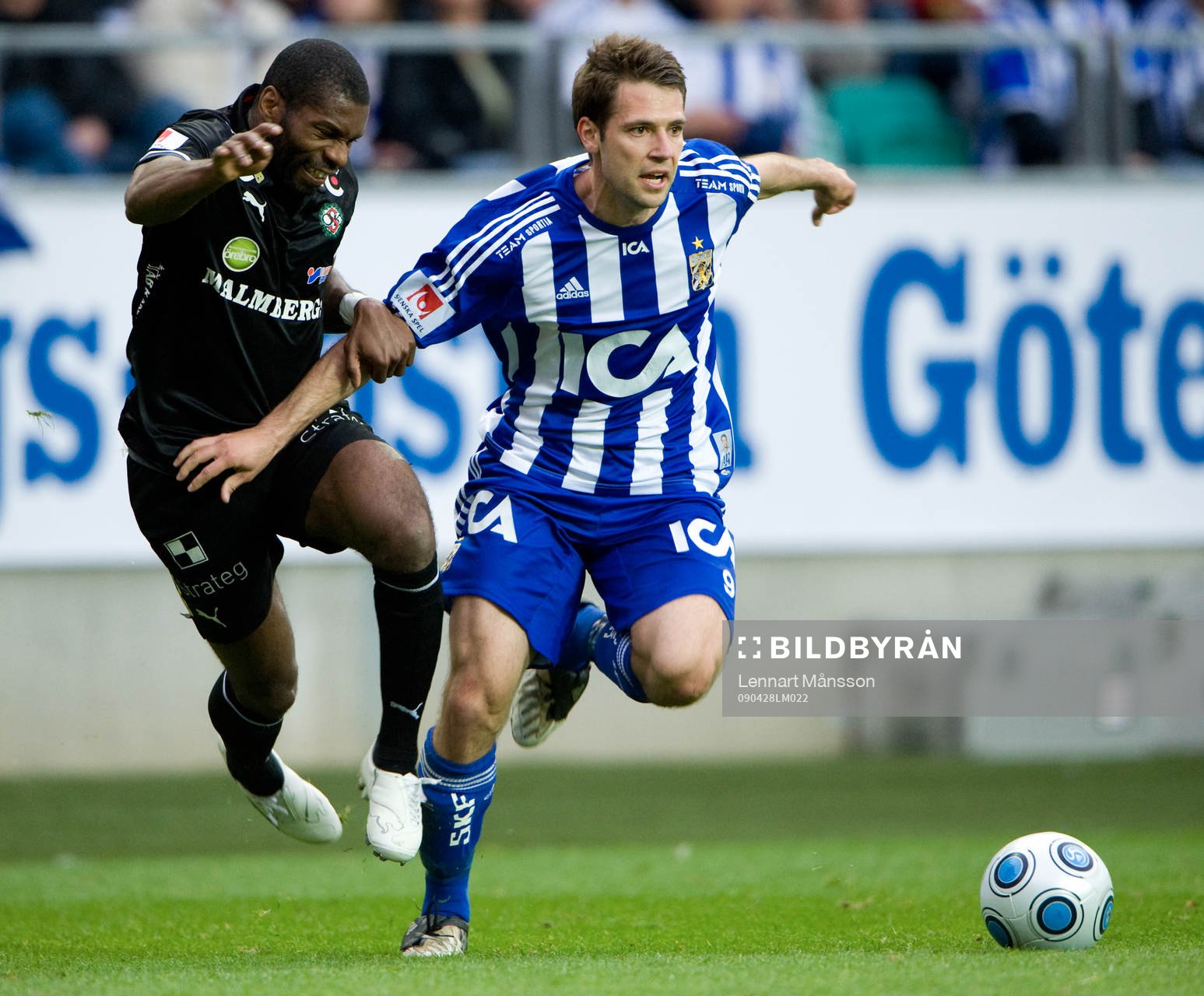 Samuel Wowoah tar tag i Stefan Selakovic och blir varnad