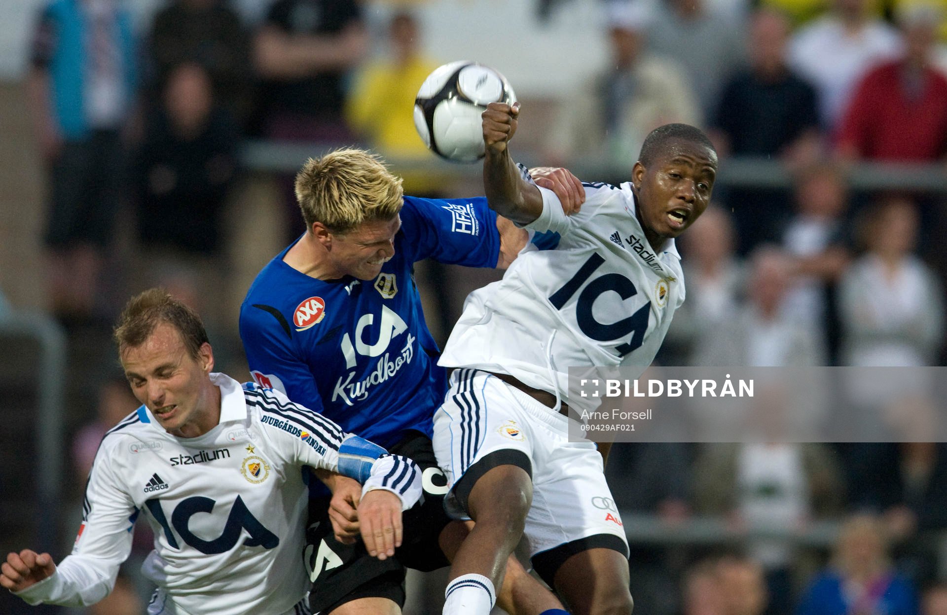 Markus Johannesson och Boyd Mwila, Djurgården, nickar med