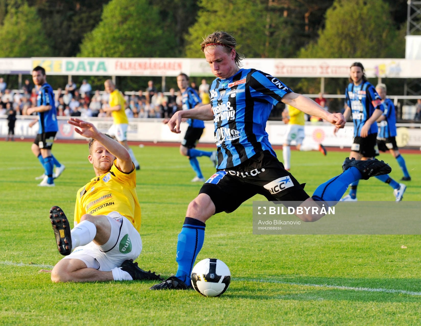 Jonas Lundmark, Sirius, rensar framför målet