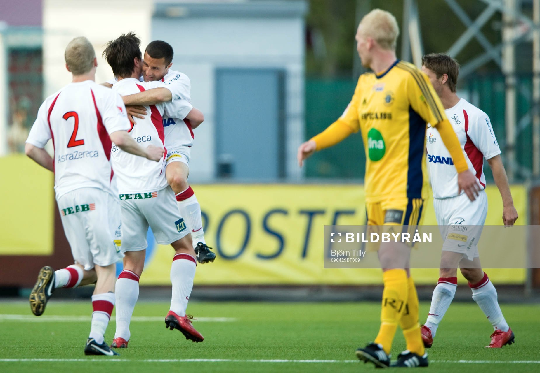  Eddie Moussa, Assyriska och Mattias Adelstam, Ängelholm efter 1-0.