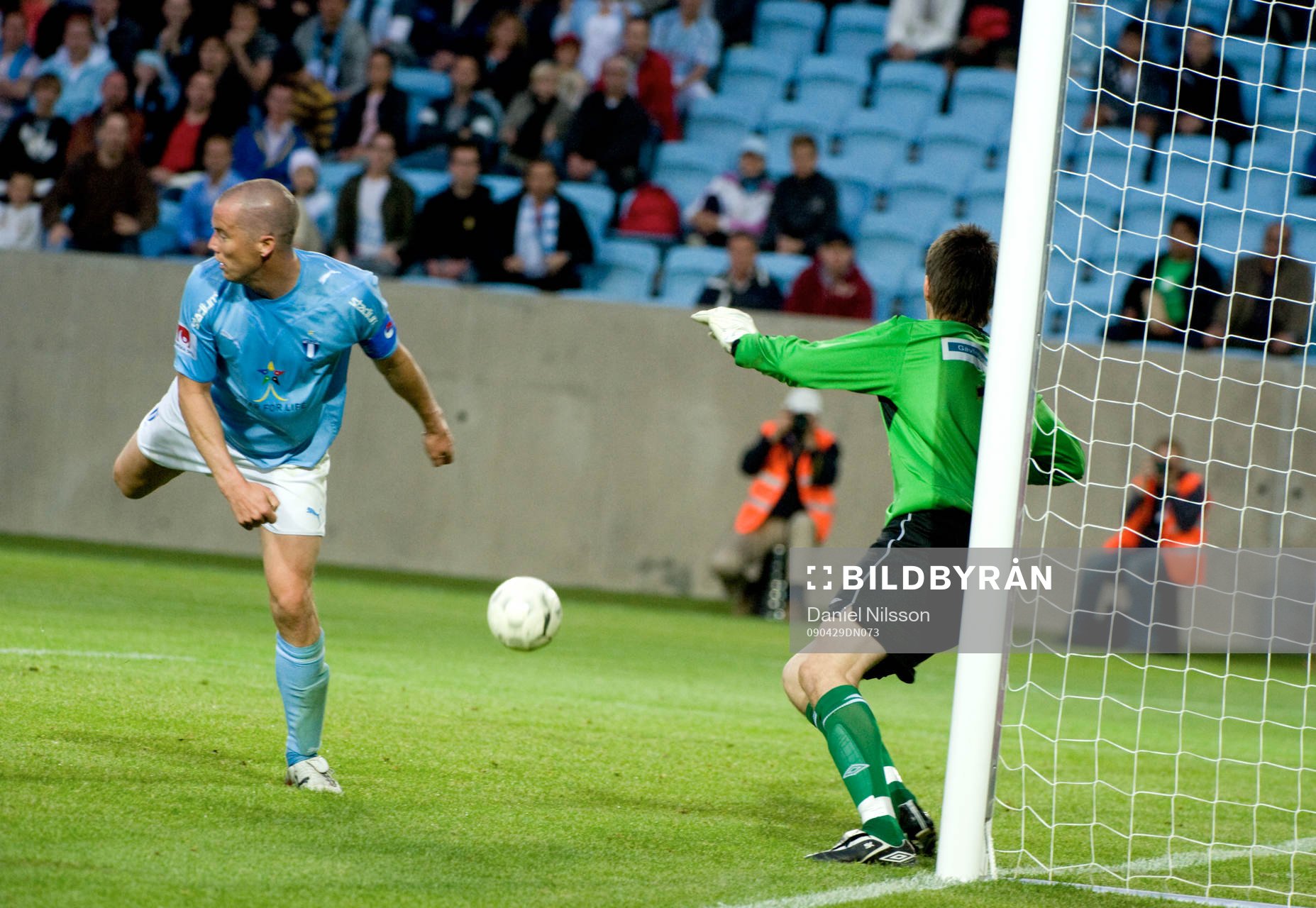 Daniel Andersson, Malmö försöker klacka in bollen bakom