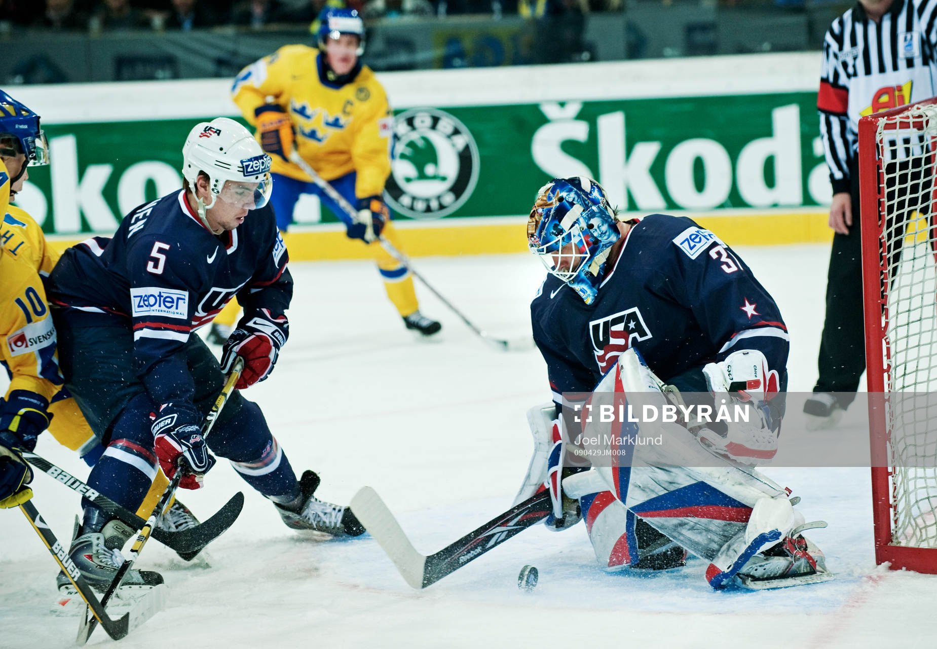 Matt Niskanen och Robert Esche, målvakt, USA, stoppar en
