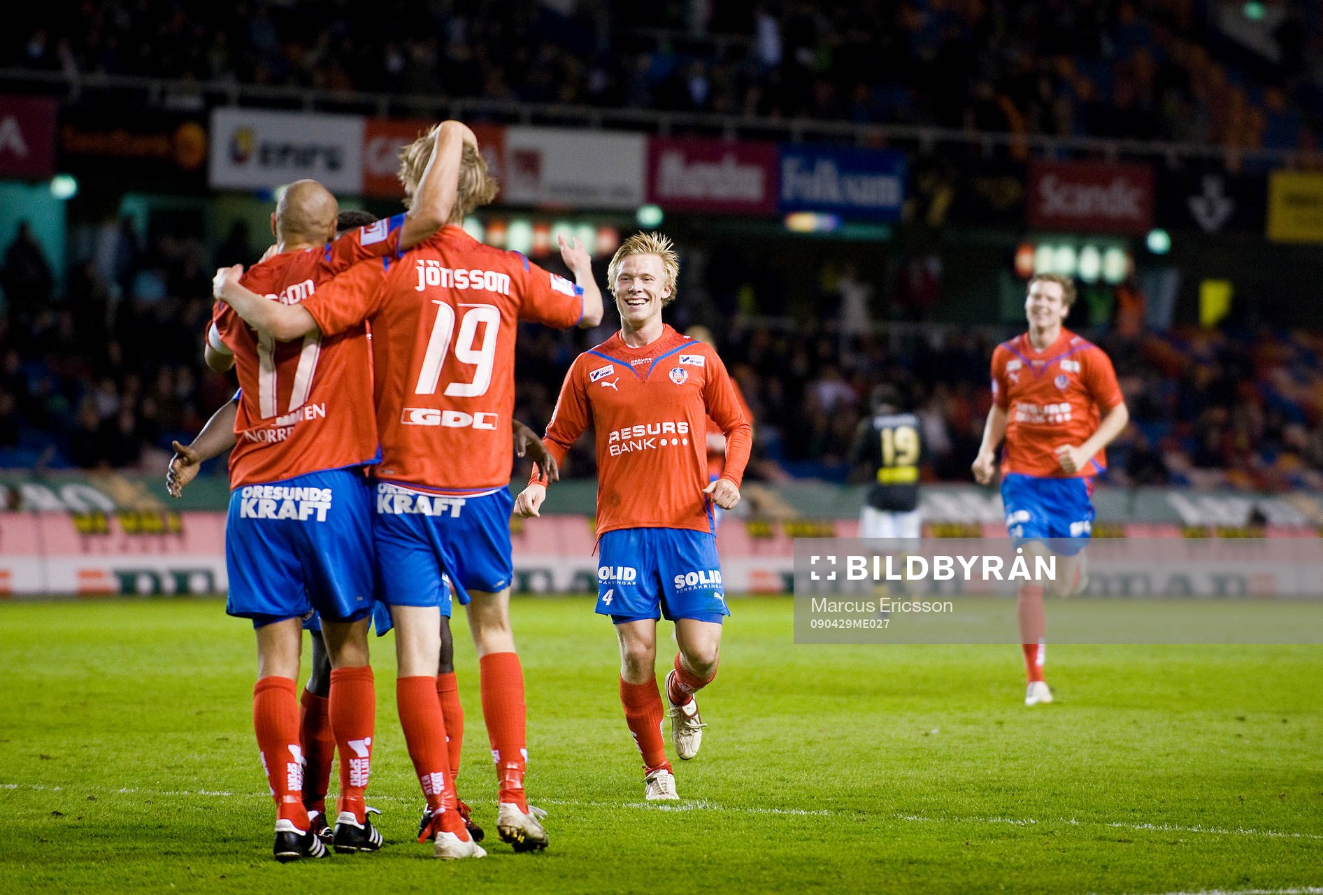 Jubel av Henrik Larsson och Rasmus Jönsson som möts upp