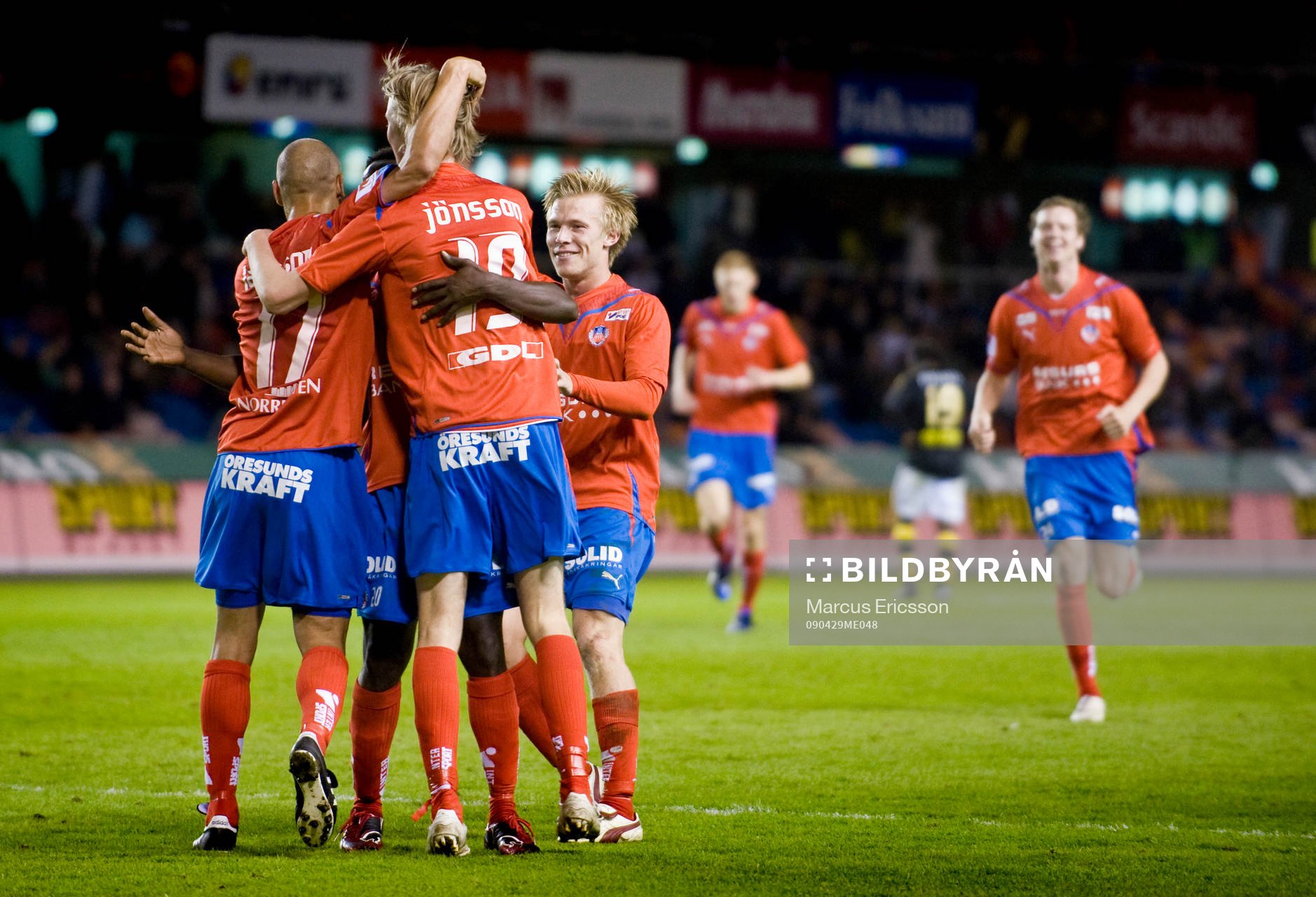 Jubel av Henrik Larsson och Rasmus Jönsson som möts upp