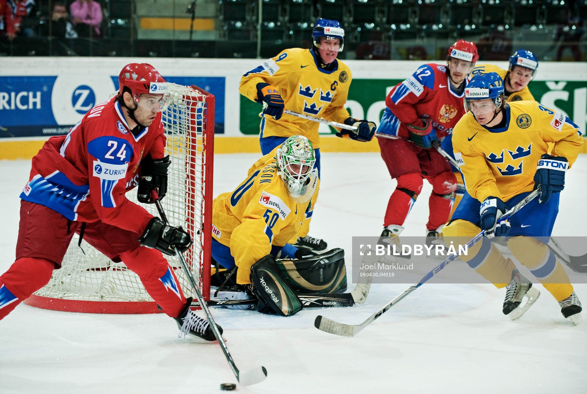 Alexander Frolov, Ryssland, åker in mot Jonas Gustavsson,