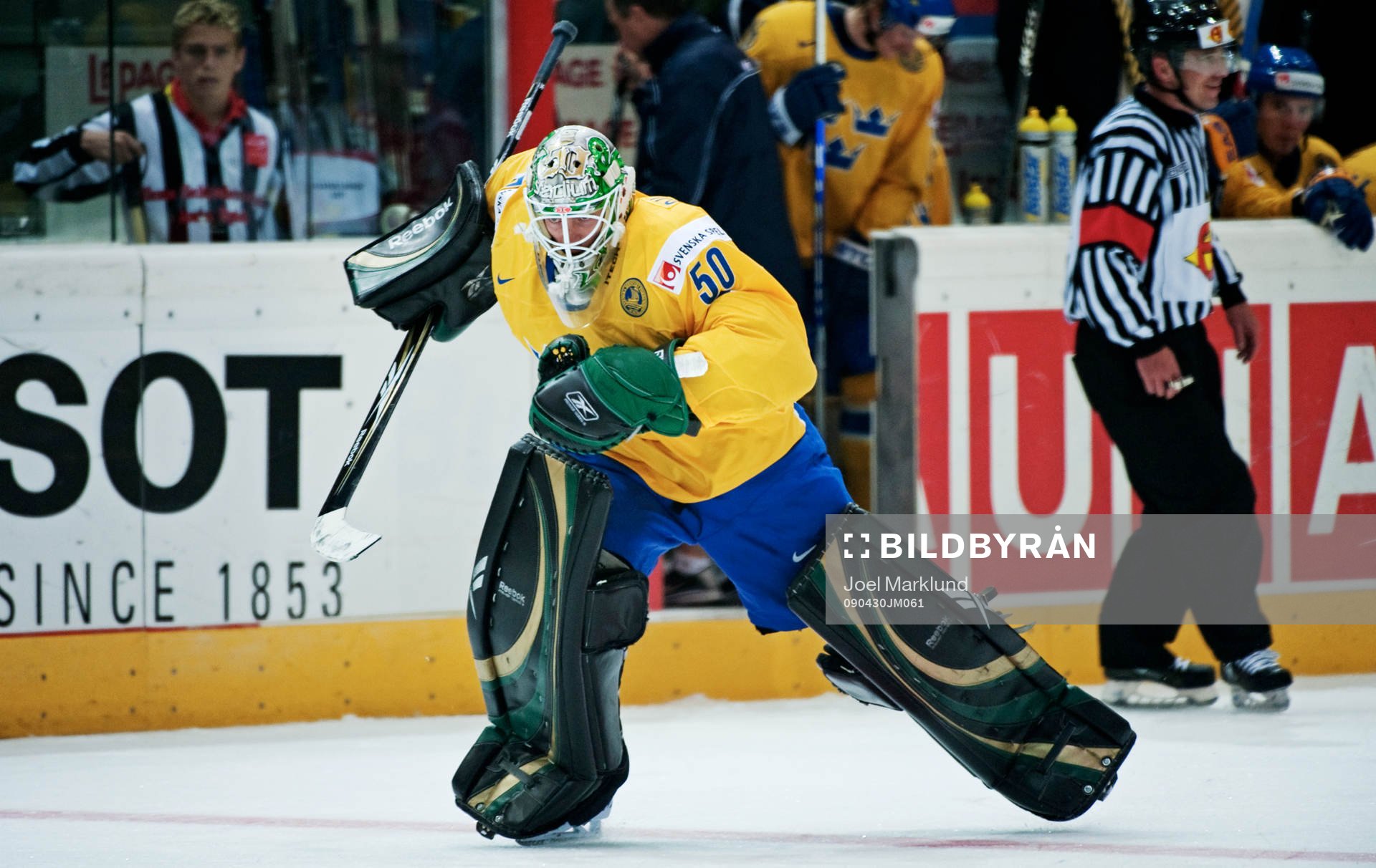 Jonas Gustavsson, målvakt, Sverige, åker in på isen för