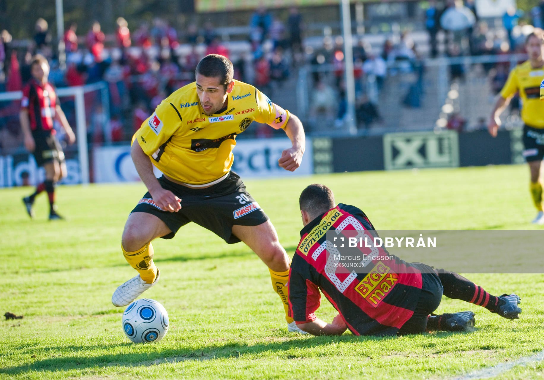 Emir Bajrami, Elfsborg, vänder bort Dalil Benyahia,