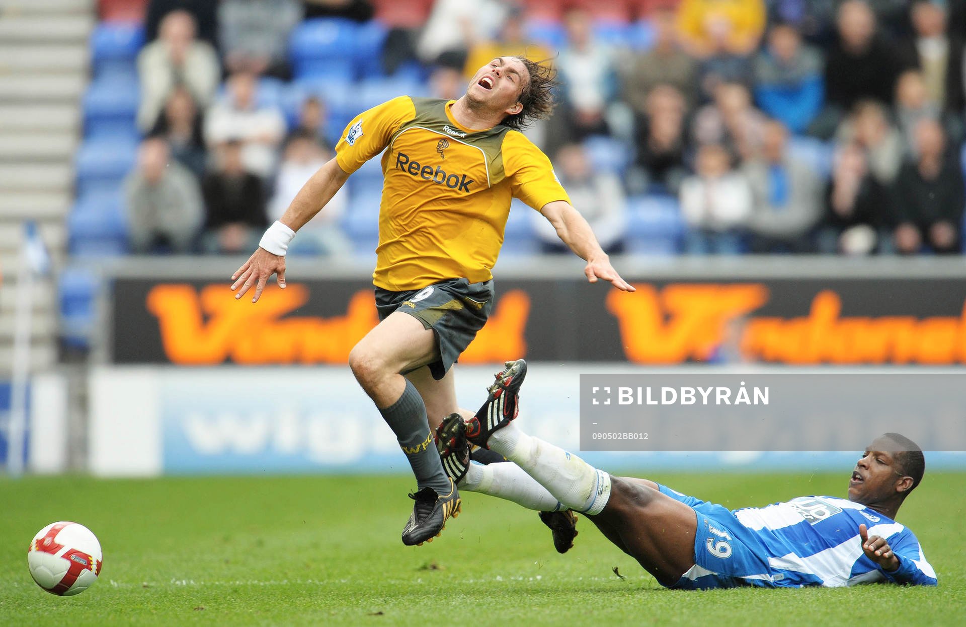 Titus Bramble, Wigan tacklar Johan Elmander, Bolton