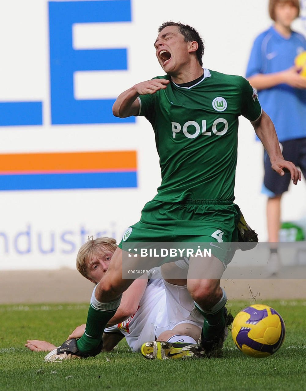  Andreas Beck, Hoffenheim tacklar Marcel Schaefer, Wolfsburg.