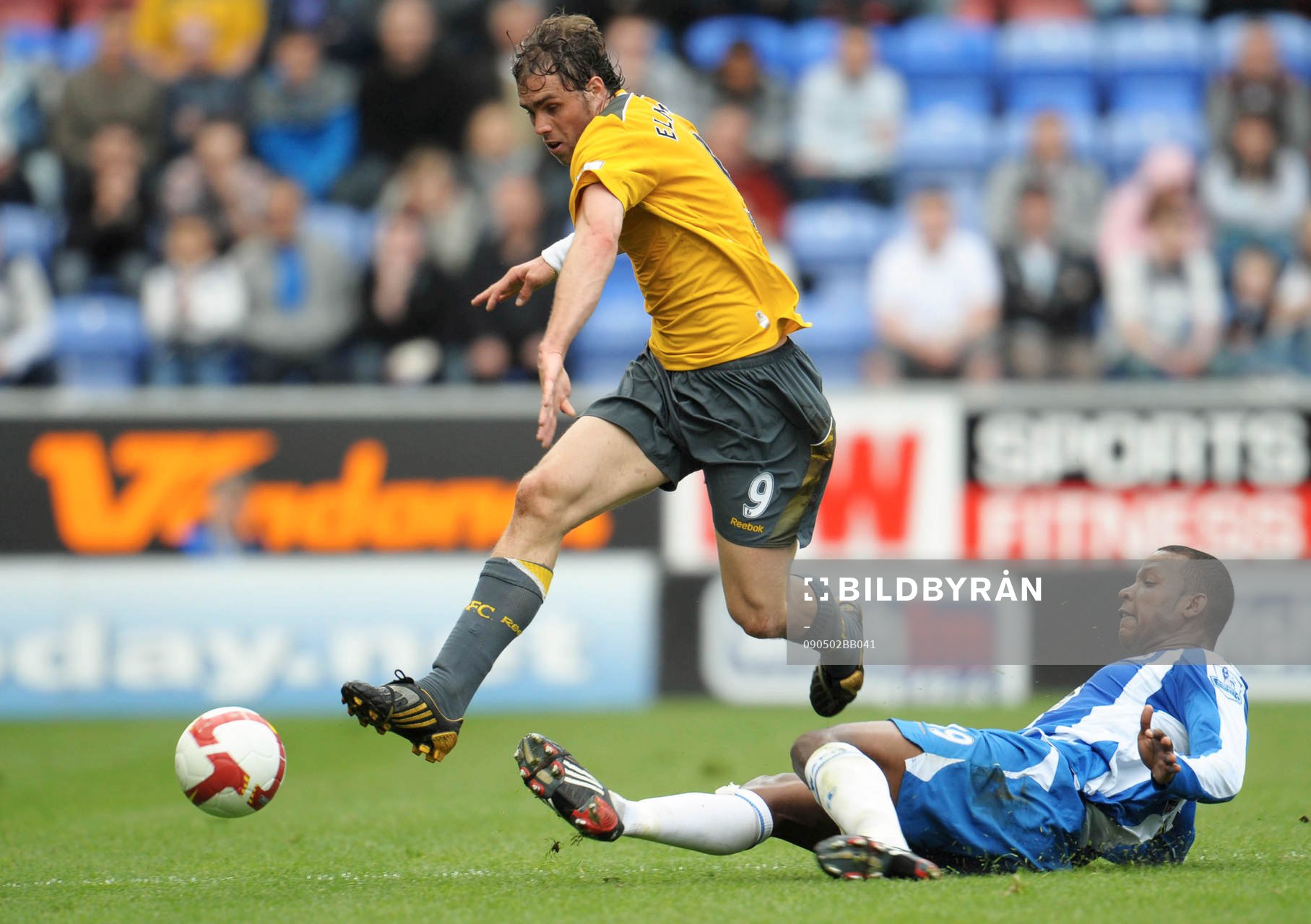 Titus Bramble, Wigan tacklar Johan Elmander, Bolton