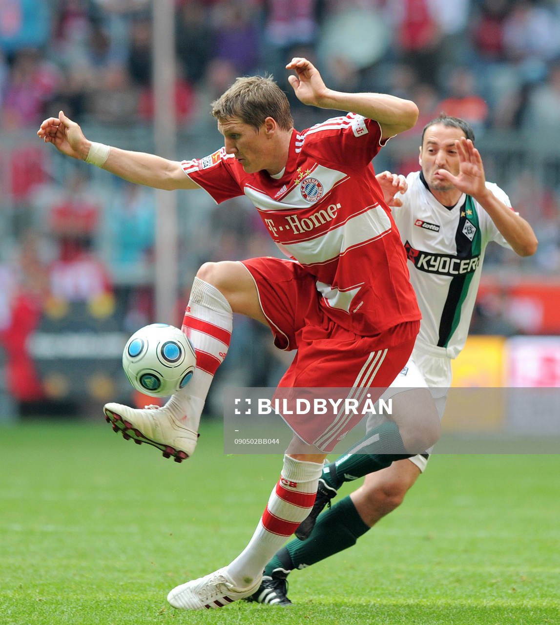  Bastian Schweinsteiger, Bayern München och Oliver Neuville, Mönchengladbach.