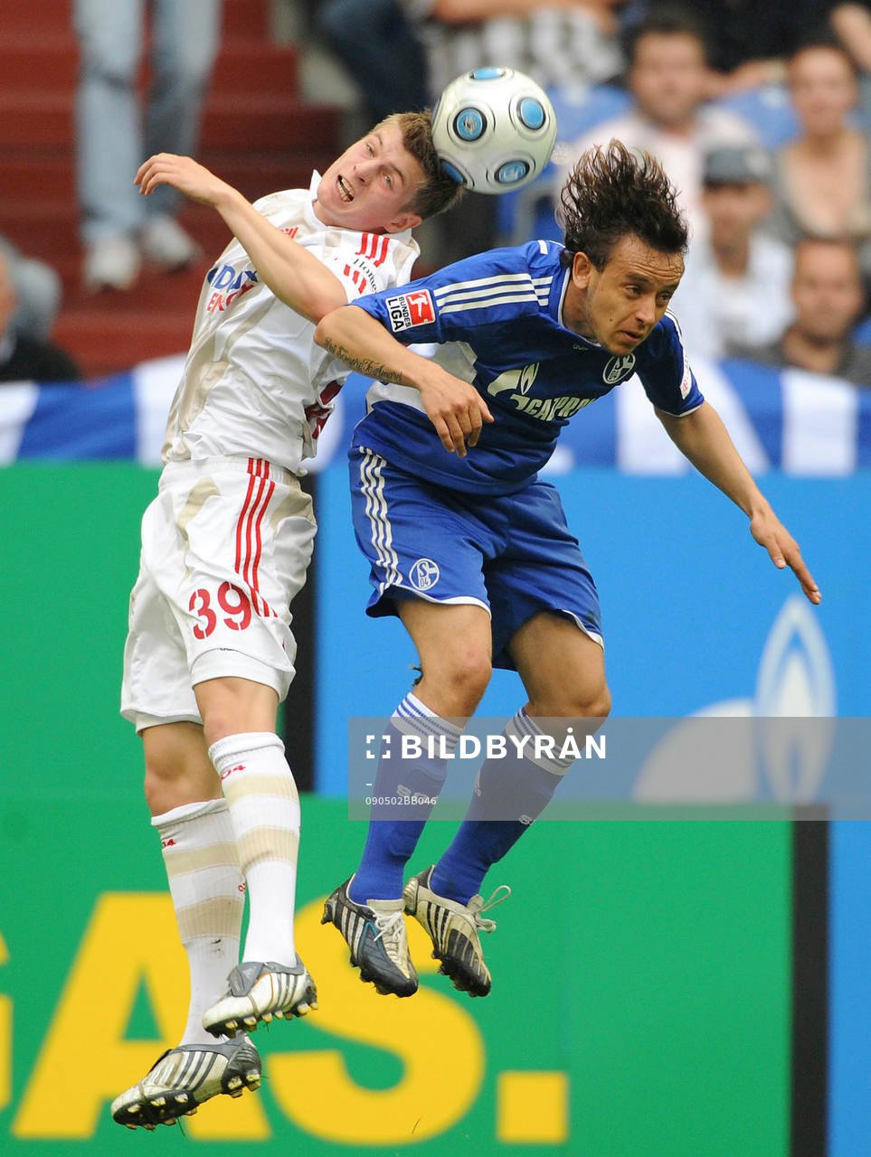  Toni Kroos, Schalke, i nickduell.