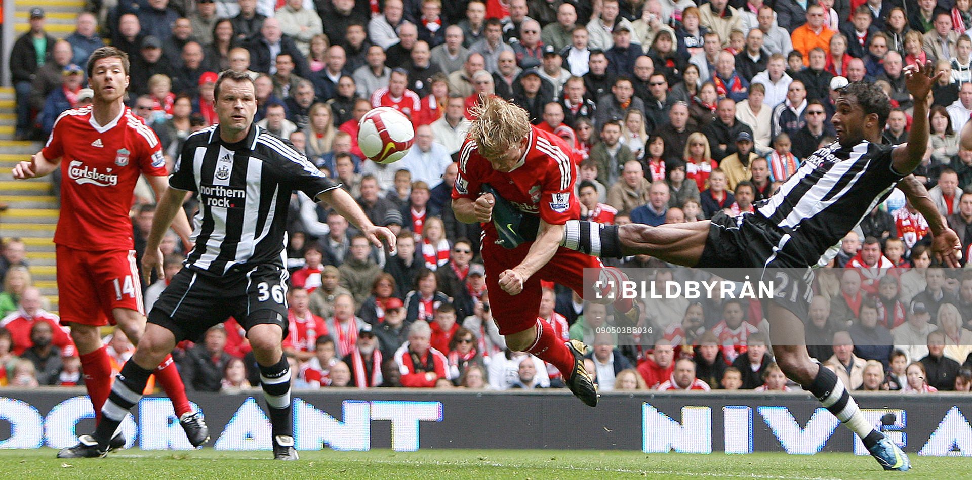 Dirk Kuyt nickar in andra målet för Liverpool