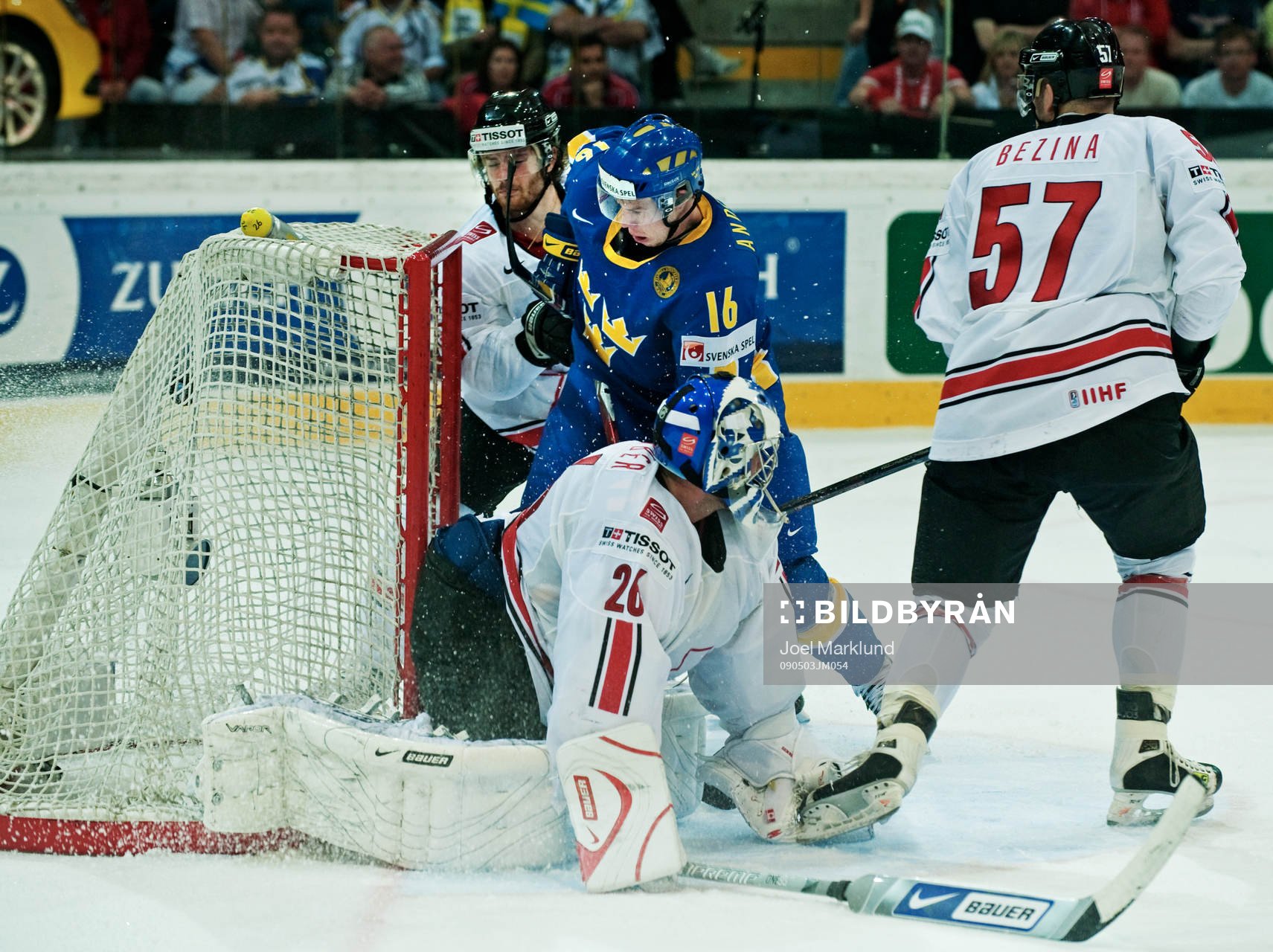 Johan Andersson, Sverige, gör 0-4 bakom Martin Gerber,
