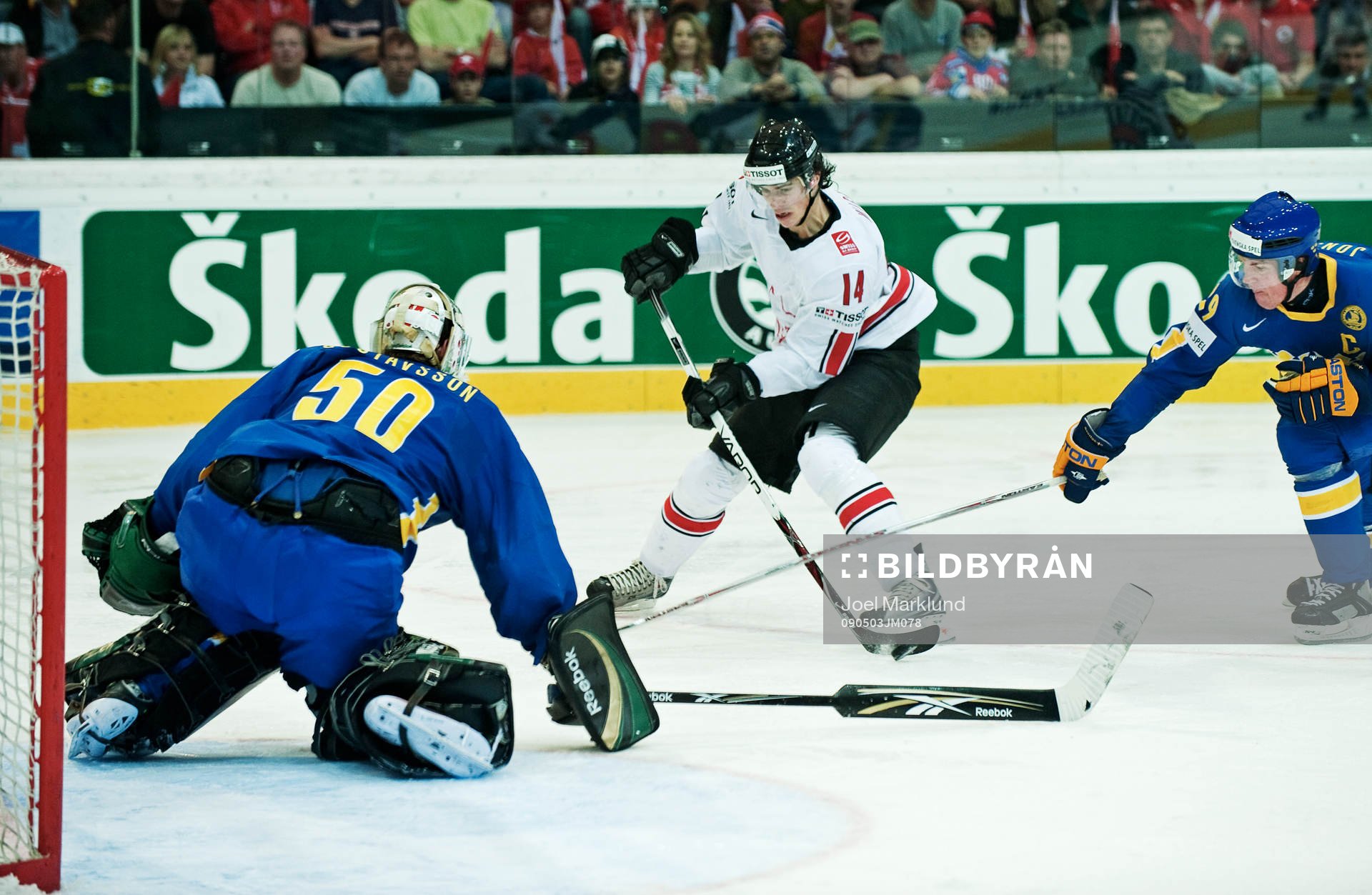 Jonas Gustavsson, målvakt, och Kenny Jönsson, Sverige,