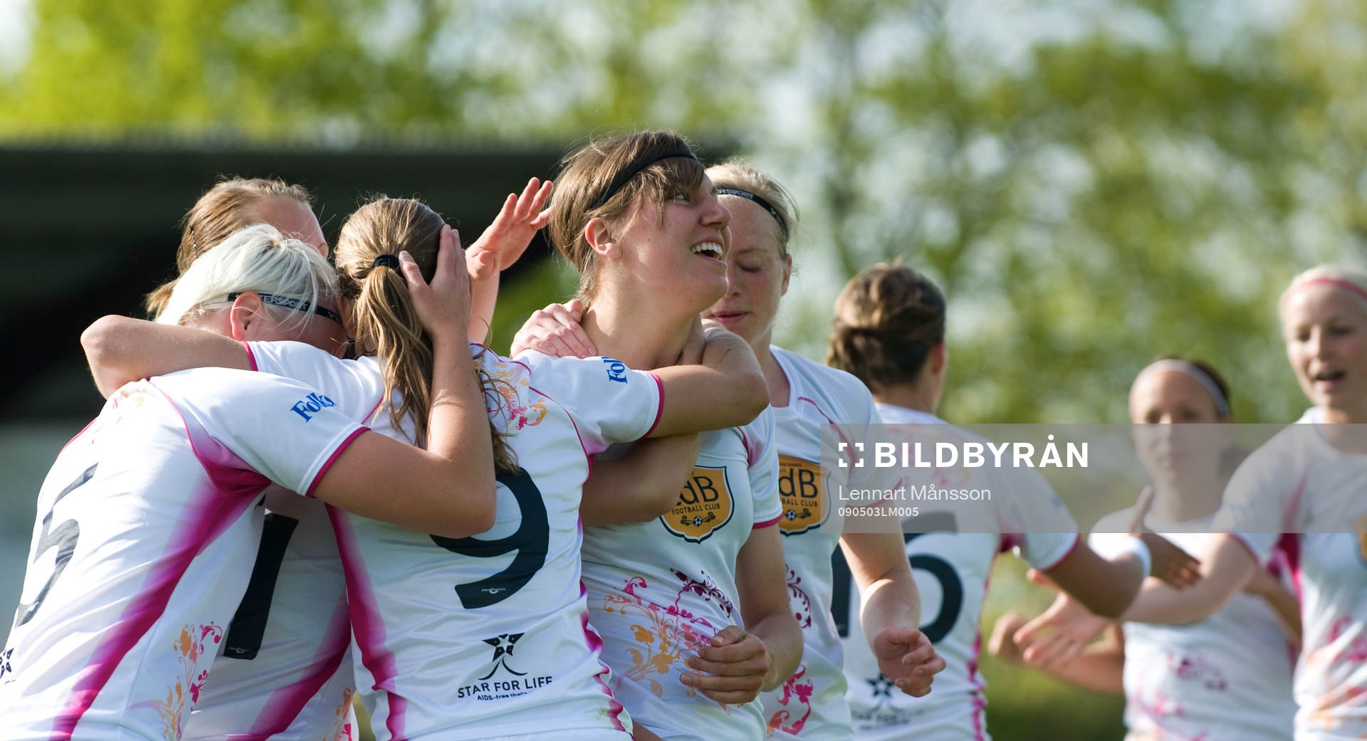 0-1, Linda Forsberg, 3-målsskytt som grattas. Jubel,