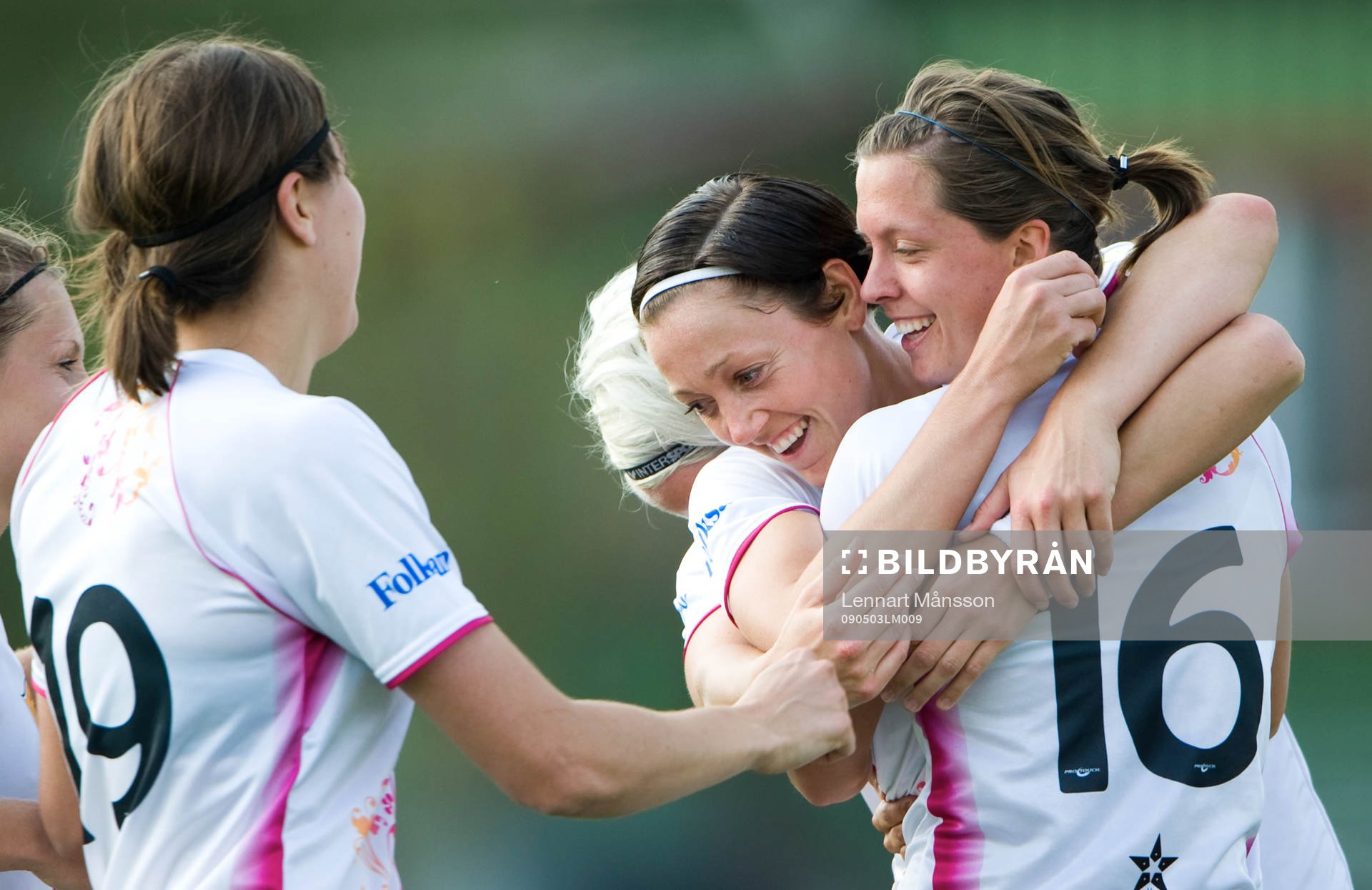  Mål, Therese Sjögran har ökat på ledningen och grattas av Nilla Fischer, Lina Nilsson och 3-målsskytten Linda Forsberg.