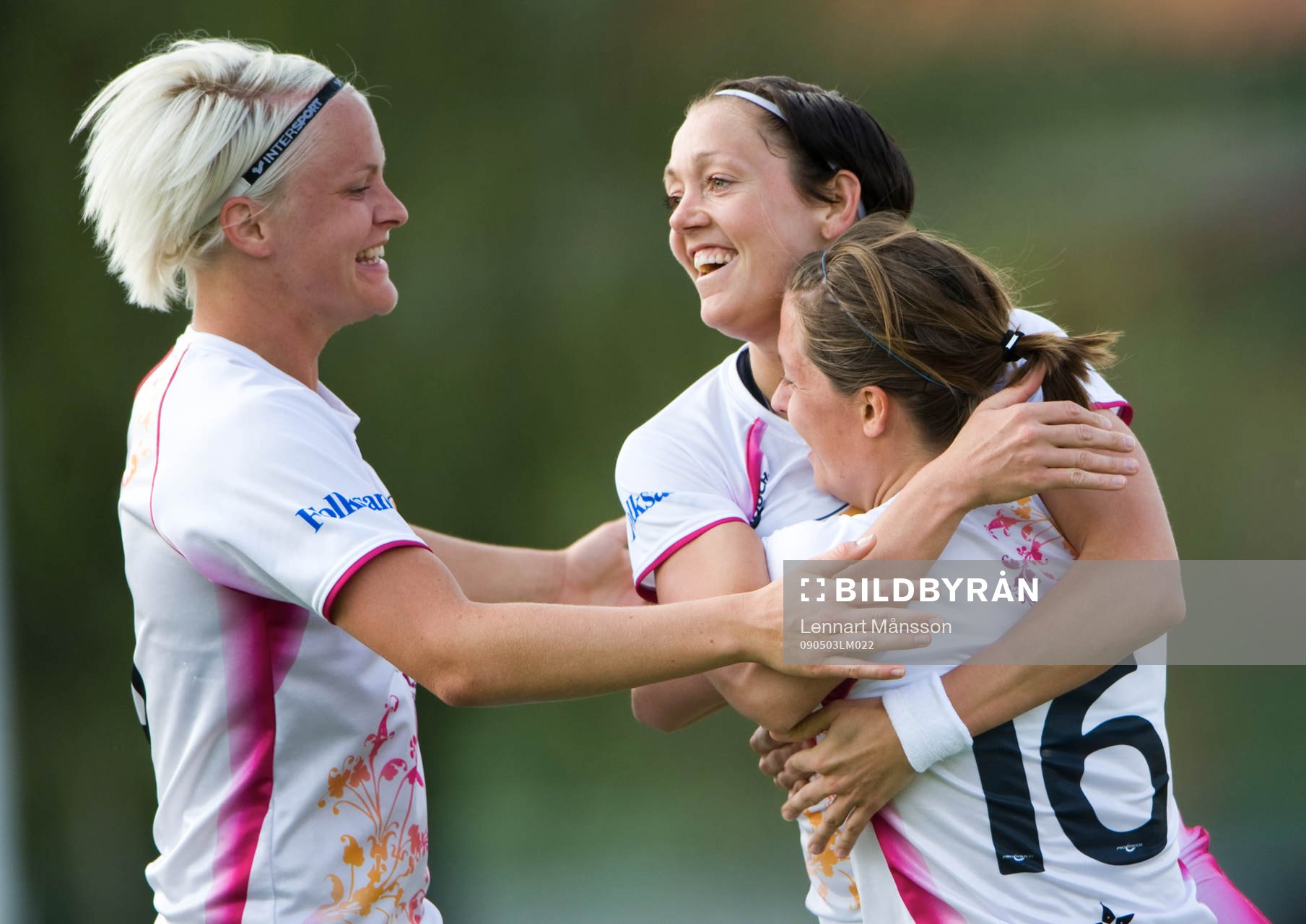 Mål, Therese Sjögran har ökat på ledningen och grattas