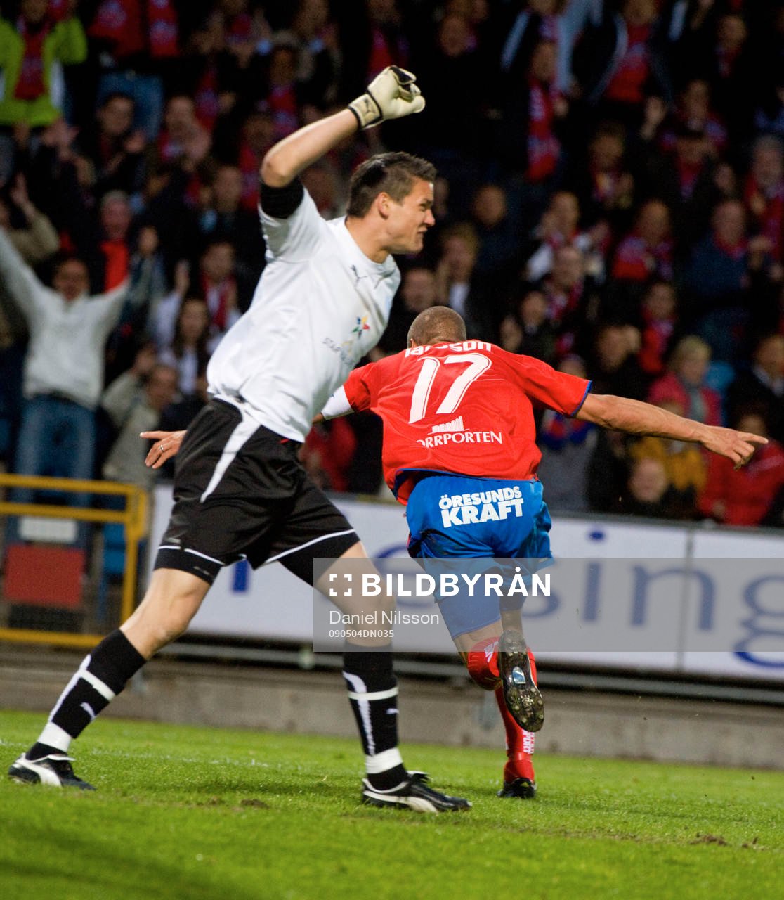  Henrik Larsson, Helsingborg har gjort 1-0. Jonas Sandqvist, målvakt Malmö skäller på backarna.