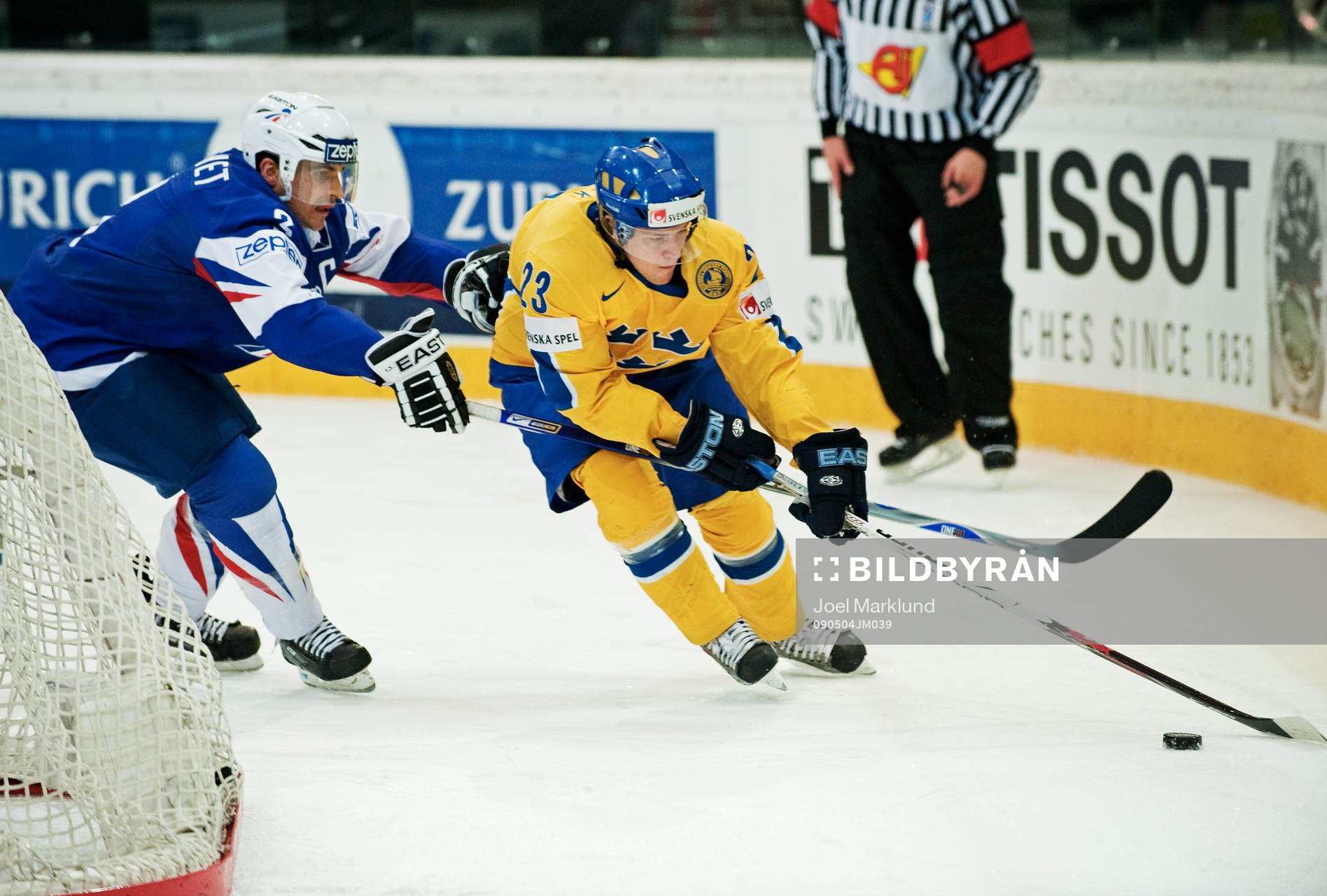 Linus Omark, Sverige, tar sig förbi Vincent Bachet,