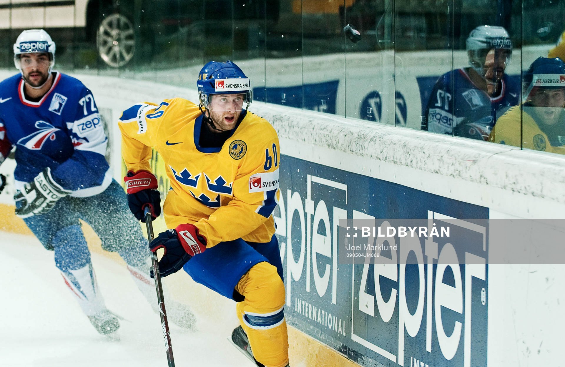 Kristian Huselius, Sverige, har blicken fokuserad på pucken