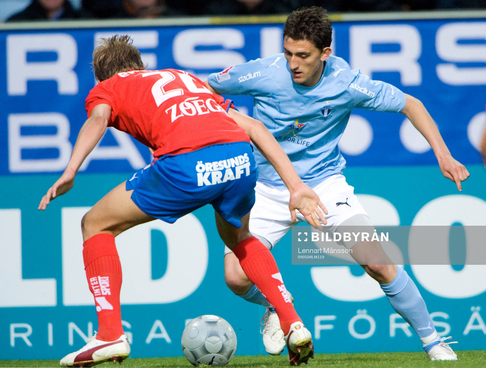 Agon Mehmeti, Malmö, försöker lura Joel Ekstrand,