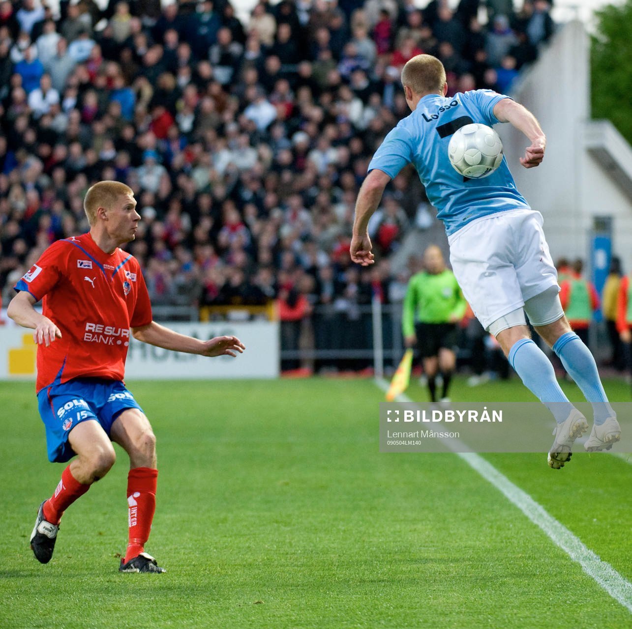 Daniel Larsson vet inte riktigt var bollen finns