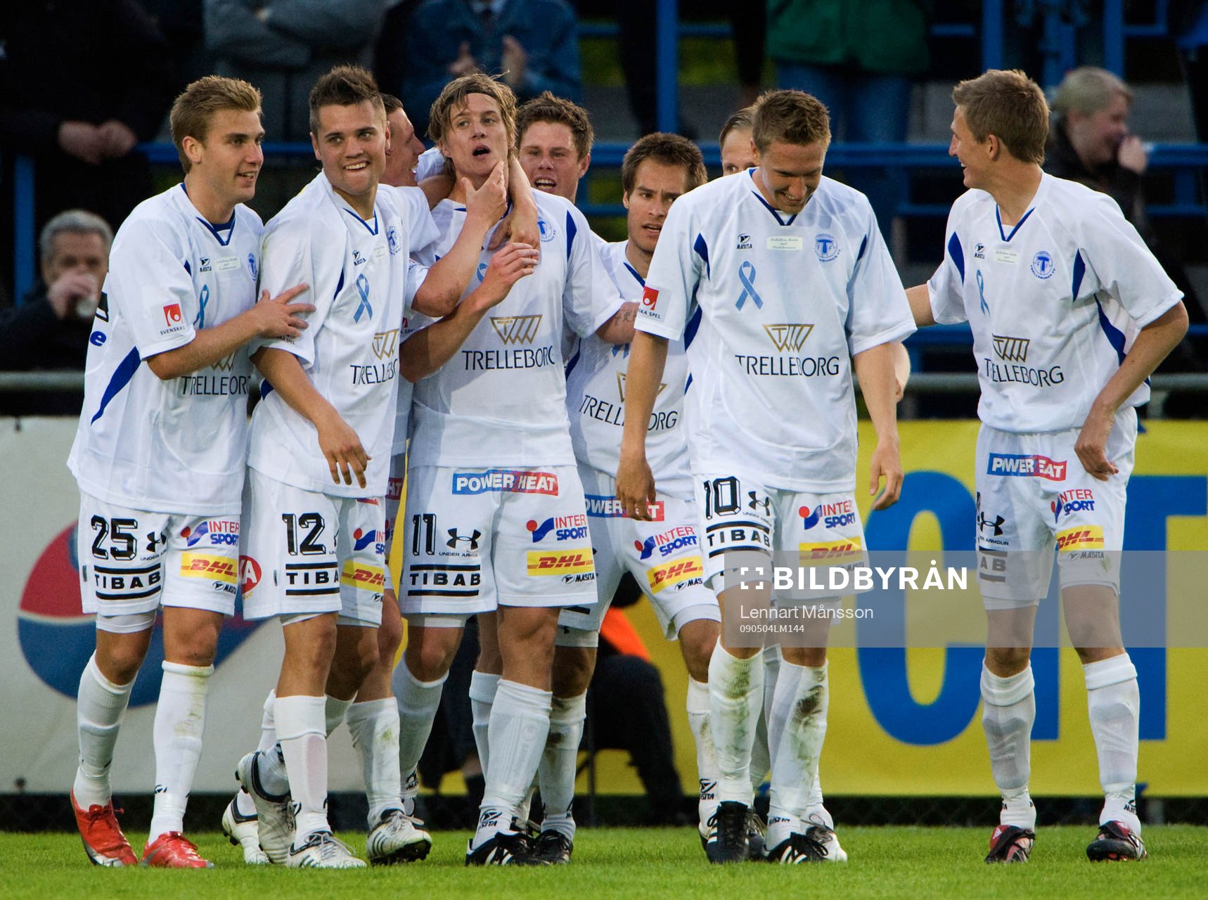 1-0 Andreas Drugge, som grattas av hela laget. Glädje